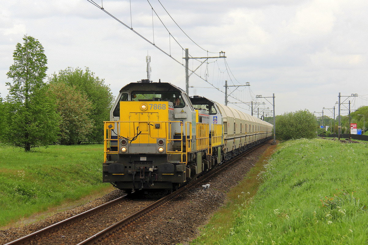 7868,7867 beide von Lineas kommen durch Geleen-Lutterade(NL) mit einem langen Kalkleerzug aus Millingen(D) nach Yves-Gomezee(B) und fahren in Richtung Maastricht(NL). 
Aufgenommen in Geleen-Lutterade(NL). 
Bei Wolken am Mittag vom 28.4.2018.