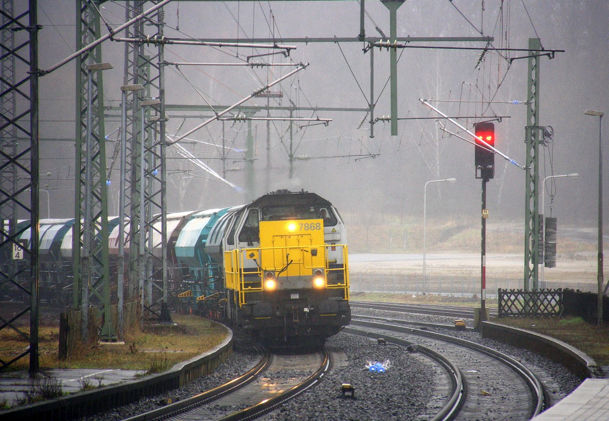 7868,7869 beide von der SNCB kommen  aus Richtung Rheydt,Wickrath,Beckrath,Herrath,Erkelenz,Baal,Hückelhoven-Baal,Brachelen,Lindern,Süggerrath,Geilenkirchen,Frelenberg,Übach-Palenberg,Rimburg,Finkenrath,Hofstadt mit einem Kalkleerzug aus Oberhausen-West(D) nach Hermalle-Huy(B) und fahren durch Herzogenrath in Richtung Kohlscheid,Richterich,Laurensberg,Aachen-West.
Aufgenommen am Bahnhof von Herzogenrath.
Bei Regenwetter am Nachmittag vom 22.2.2016.