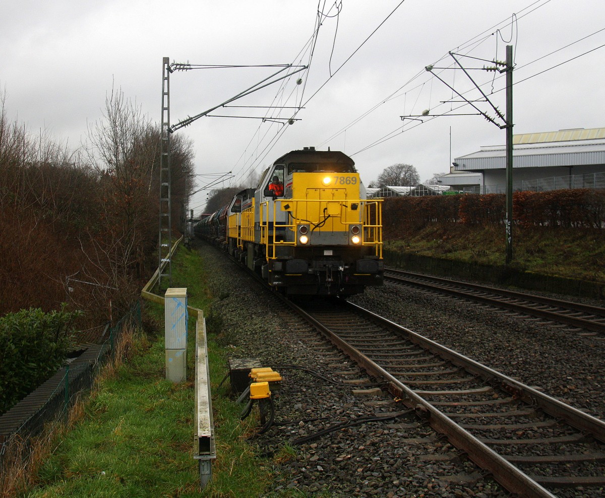 7869,7868 beide von der SNCB kommen die Kohlscheider-Rampe hoch aus Richtung Neuss,Herzogenrath mit einem Kurzen Kalkleerzug aus Oberhausen-West(D) nach Hermalle-Huy(B) und fahren durch Kohlscheid in Richtung Richterich,Laurensberg,Aachen-West. Aufgenommen von Bahnsteig 2 in Kohlscheid. 
Bei Regenwetter am Nachmittag vom 4.2.2016.
