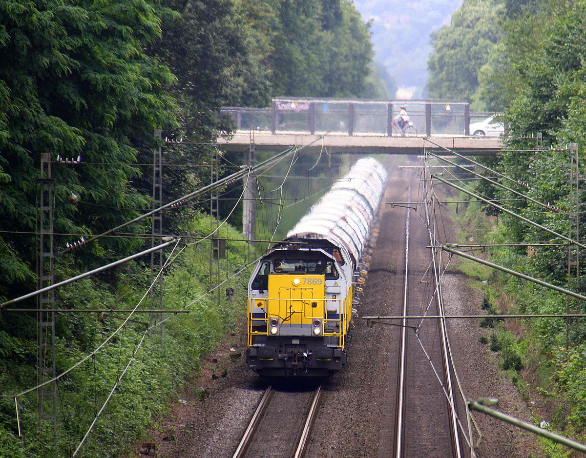 7869,7868 beide von der SNCB kommen die Kohlscheider-Rampe hoch aus Richtung Neuss,Herzogenrath mit einem Kalkleerzug aus Oberhausen-West(D) nach Hermalle-Huy(B) und fahren durch Kohlscheid in Richtung Richterich,Laurensberg,Aachen-West. Aufgenommen von der Brücke der Roermonderstraße in Kohlscheid. Am Nachmittag vom 4.8.2016.