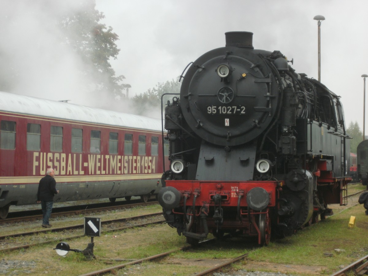 7.9.14
95 1027 im DLW Meiningen.
Im Hintergrund ist noch der  Weltmeisterzug  von 1954 zu sehen.
Die Rauchschwaden dahinter bedeuten nicht das der VT brennt,nein nein es ist 50 3501 die sich dahinter noch langgeschlichen hat.