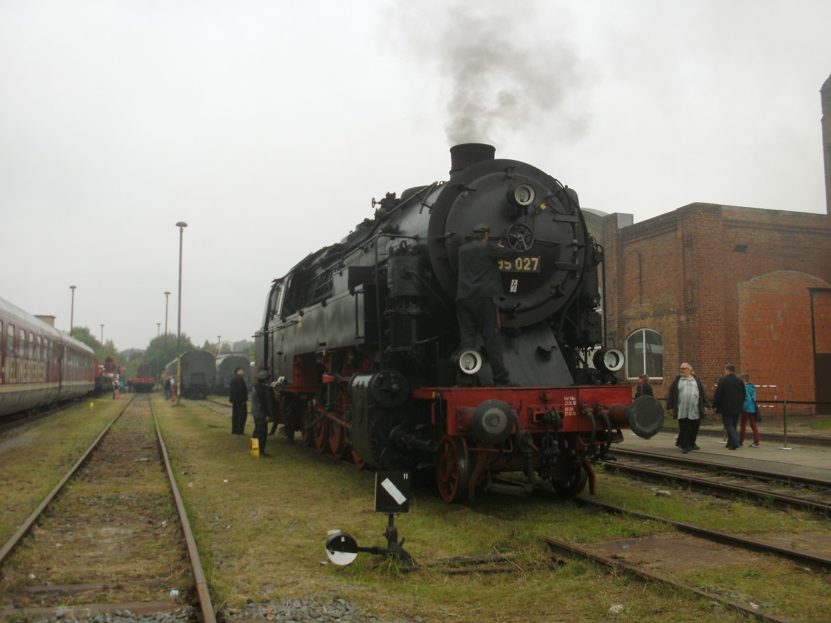 7.9.14
95 1027 wird gerade vom Personal gepflegt (abschmieren,ölen,Schilder anschrauben usw.)