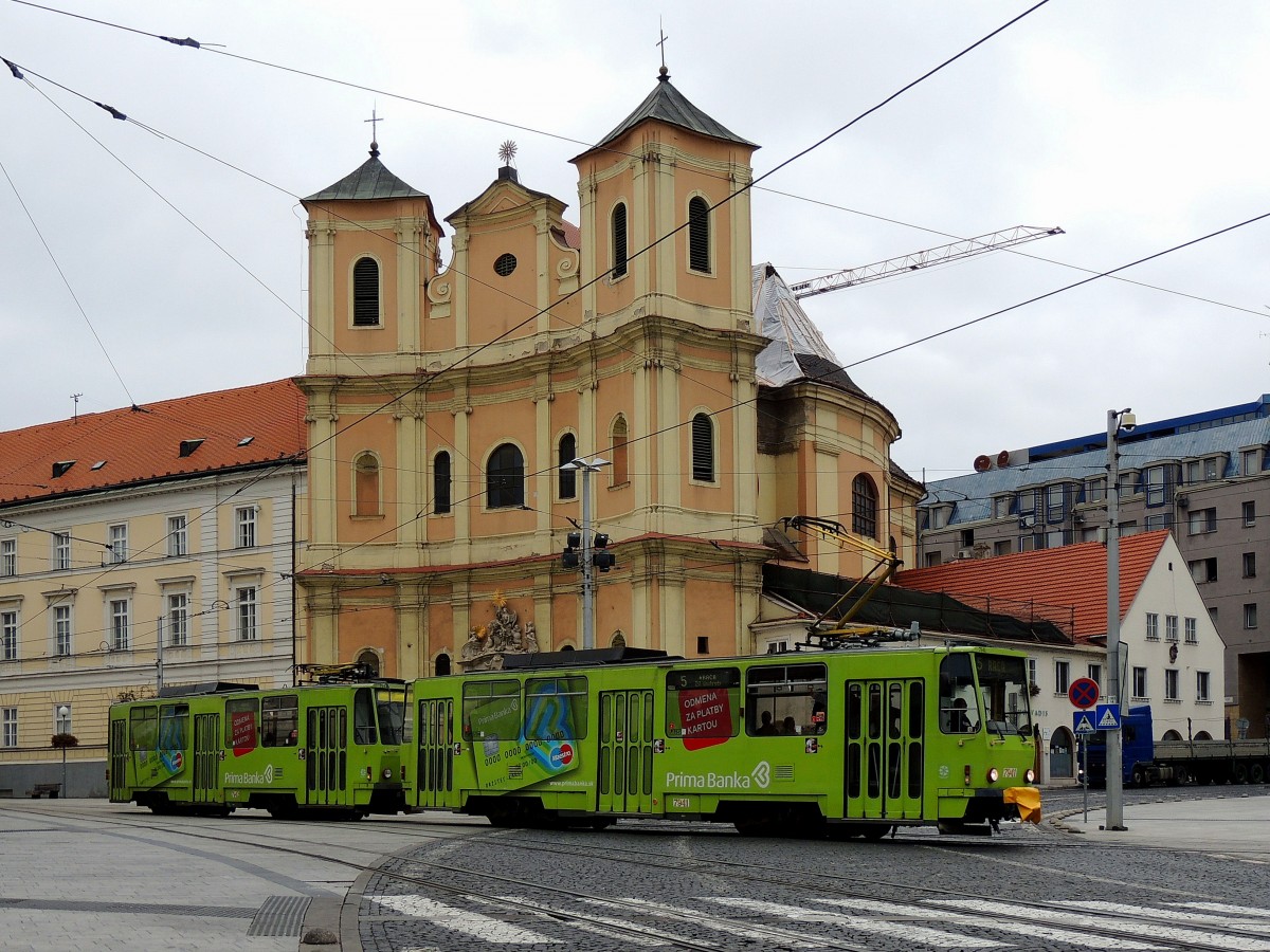 7941 und 7942 sind auf der 1000mm Spur in Bratislava Richtung als Linie 5 Richtung RACA unterwegs; 130828