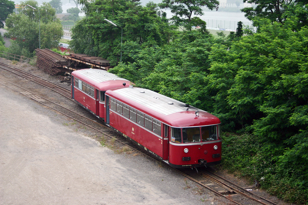 795 526 und Co. konnten während eines Bahnfestes im Brohler Umschlagbahnhof abgelichtet werden.
Aufnahmedatum: 09.06.2007
