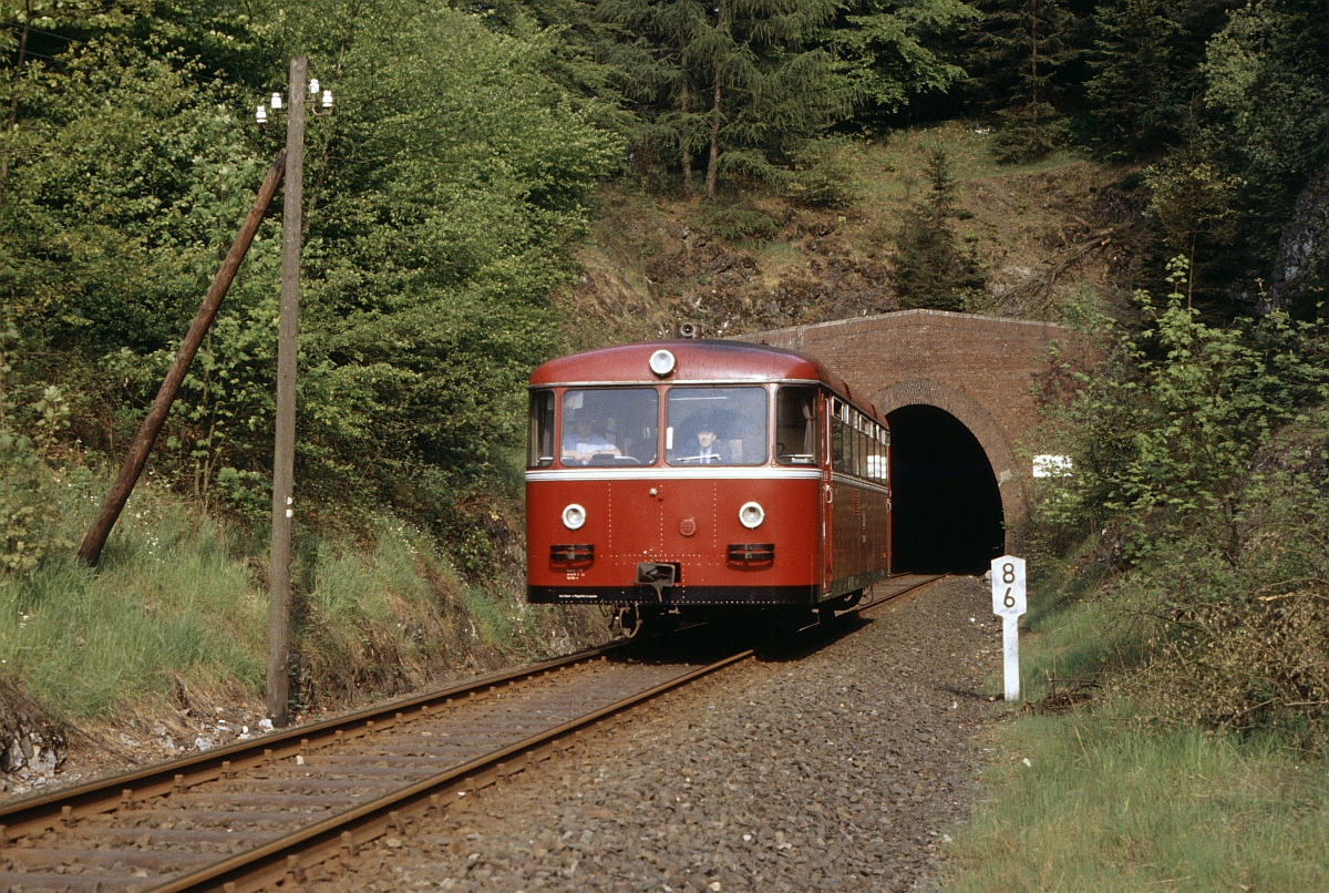795 634 vom BW Gießen verlässt im Mai 1980 den Rabenscheider Tunnel an der Strecke Haiger - Breitscheid. Sowohl die Tage der Strecke im Reisezugverkehr auf dieser Strecke als auch die Tage der einmotorigen Schienenbusse waren damals bereits gezählt.