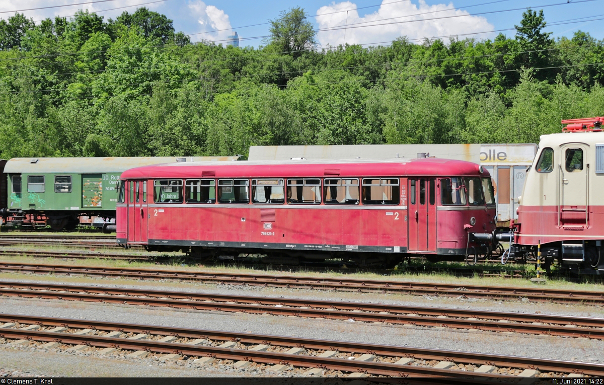 796 625-2 (798 625-0 | DB VT 98 9625) abgestellt bei den Eisenbahnfreunden Zollernbahn e.V. im Bahnhof Rottweil.
Aufgenommen von Bahnsteig 4/5.

🧰 Eisenbahnfreunde Zollernbahn e.V. (EFZ)
🕓 11.6.2021 | 14:22 Uhr