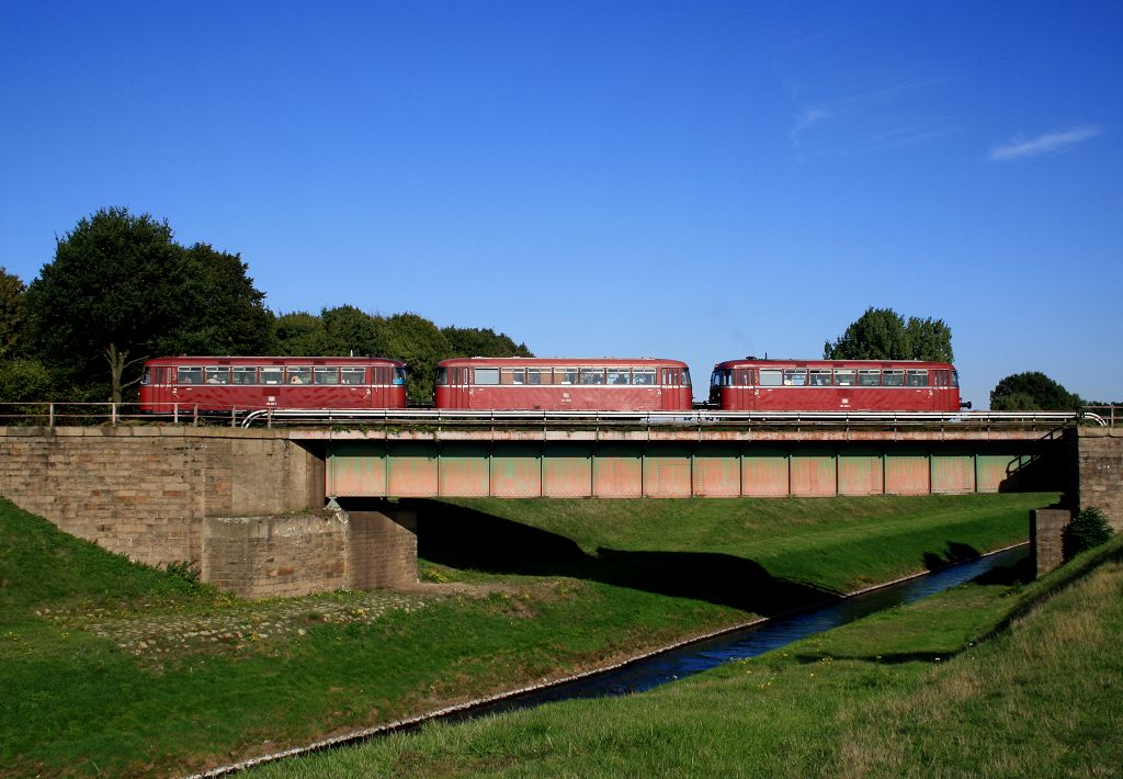 796 690 + 996 299 + 796 802 befuhren am 28.09.2013 die Emscherbrcke der Strecke Duisburg - Walsum - Spellen (Sonderfahrt der DGEG)