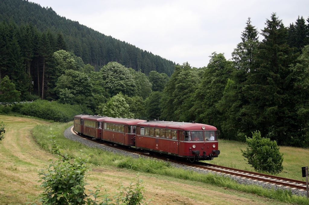 796 690, 996 299 und 309 sowie 796 802 bei Steinhelle als DPE 24245 von Wuppertal-Oberbarmen nach Winterberg am 24.06.2017.