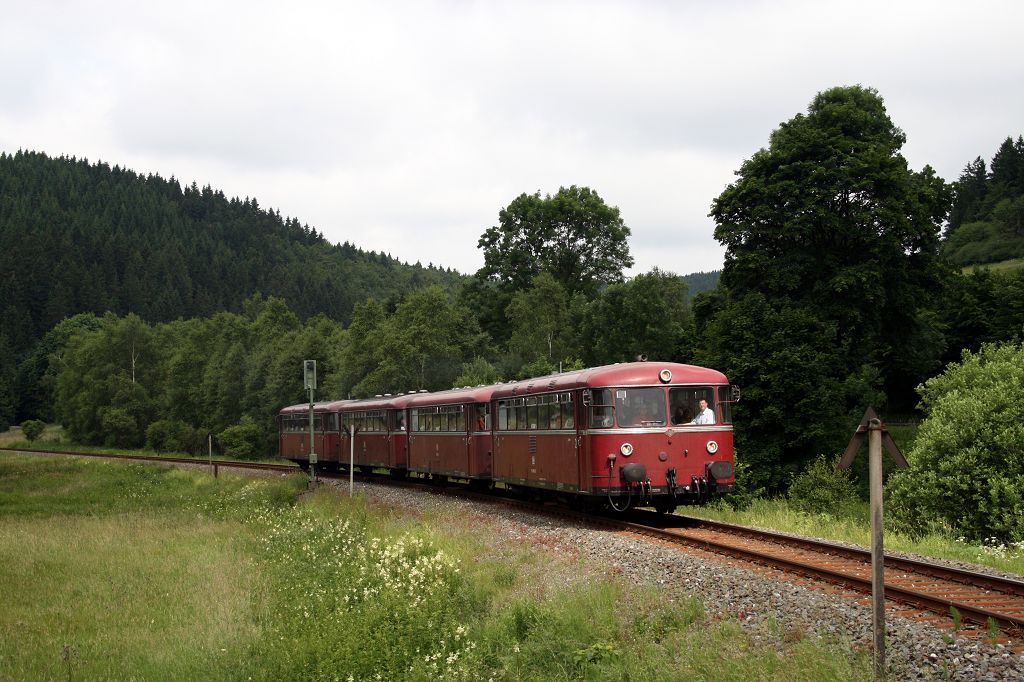 796 690, 996 299 und 309 sowie 796 802 bei Silbach als DPE 24245 von Wuppertal-Oberbarmen nach Winterberg am 24.06.2017.