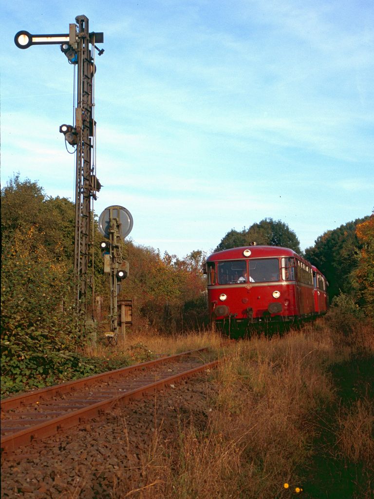 796 690, 996 299 und 796 802 als DGEG-Sonderfahrt am 20.10.2001 am Esig Scherfede.