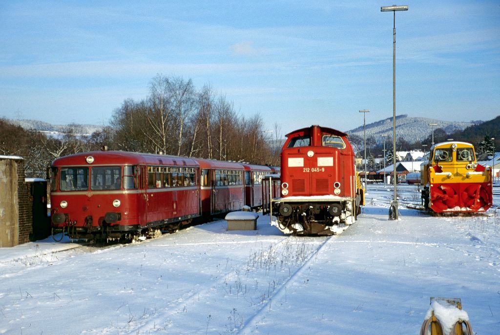 796 690, 996 299. 996 309 und 796 802 am 01.02.2003 in Bestwig. Im alten Bw treffen sie 212 045 