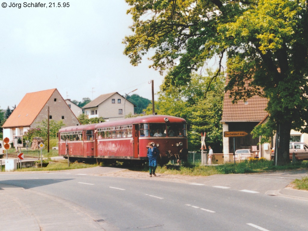 796 724 und 996 773 auf der Fahrt nach Osten in der Mühlhausener Ortsdurchfahrt. Wie immer musste am 21.5.95 ein Begleiter voraus laufen, um den Straßenverkehr zu sichern. 