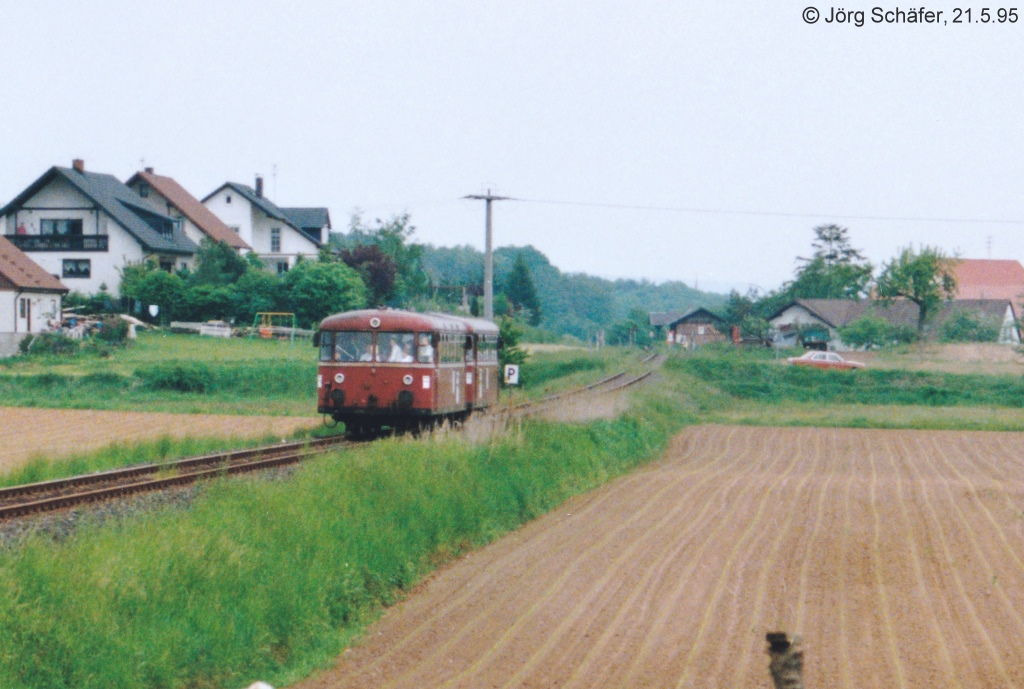 796 724 und 996 773 sind am 21.5.1995 in Wingersdorf abgefahren. In der Bildmitte im Hintergrund sieht man das streckentypische kleine hölzerne Empfangsgebäude.