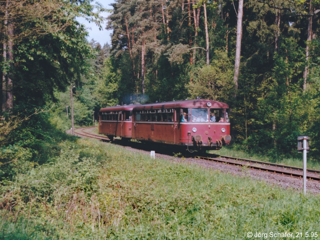 796 724 mühte sich am 21.5.95 mit 996 773 in der Steigung südlich von Frensdorf am km-Stein 1.