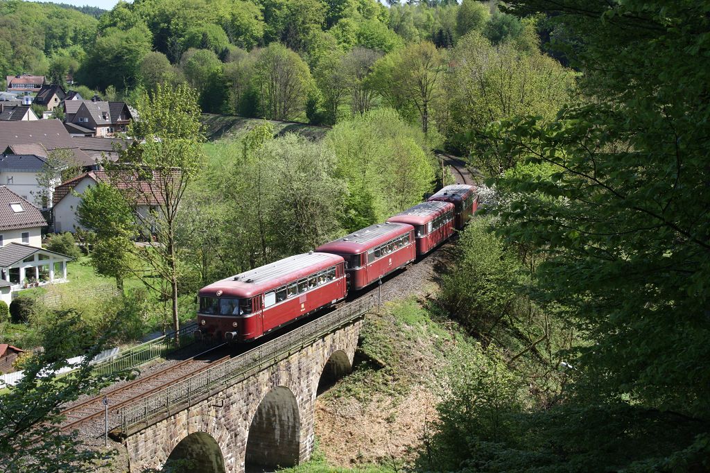 796 760 passiert mit 996 309 un d996 299 sowie 796 690 am 10.05.2015 den kleinen Viadukt bei Volkringhausen