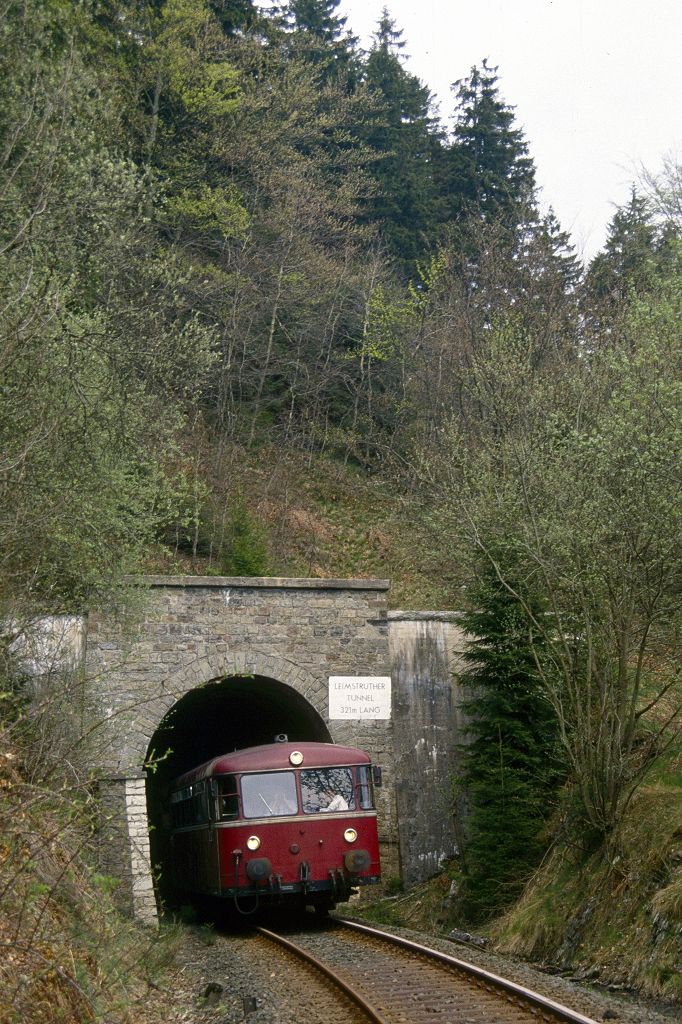 796 785 + 996 780 + 796 690 verlassen am 30.04.1994 auf dem Weg nach Laasphe den Leimstruhter Tunnel.