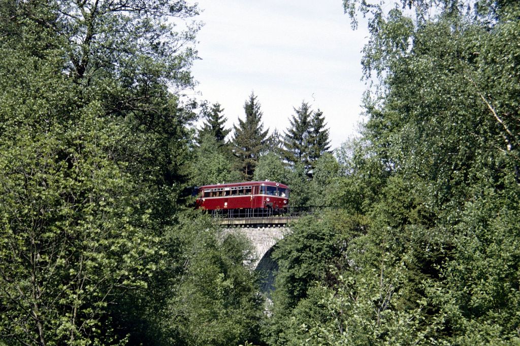 796 798 / 996 755 am 20. Mai 1990 auf dem Weg nach Gefrees auf dem Oelschnitz-Viadukt.