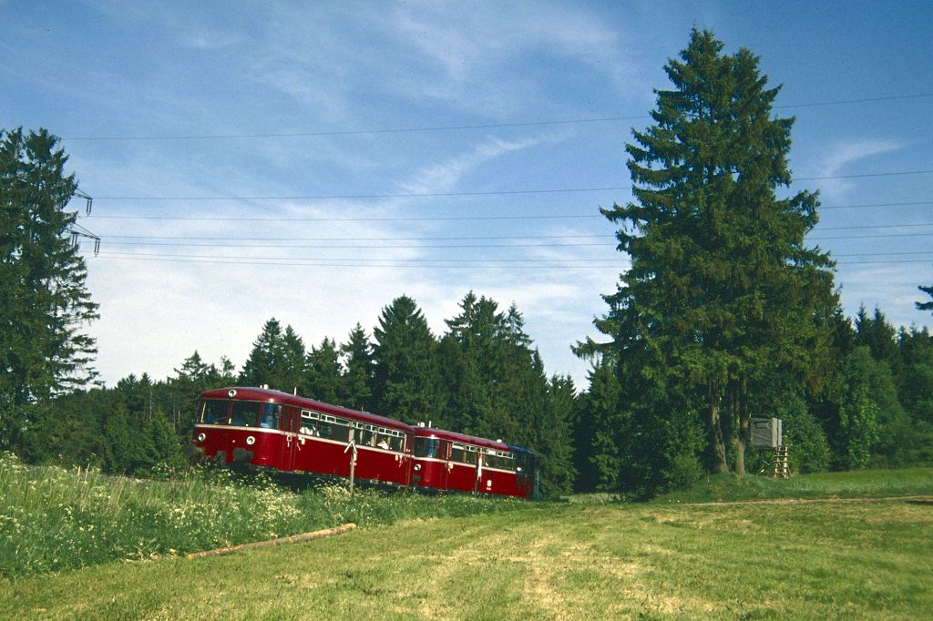 796 798 / 996 755 am 20. Mai 1990 auf dem Weg von Gefrees nach Falls.