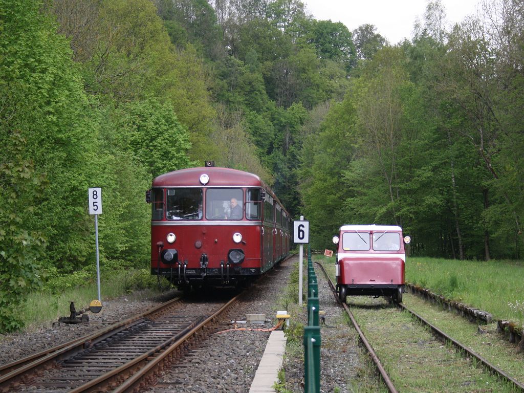 796 802 mit 996 299 und 309 sowie 796 690 am 12.05.2013 in Binolen. Mit im Bild Draisine Klv 12 der EF Hönnetal e.V. 