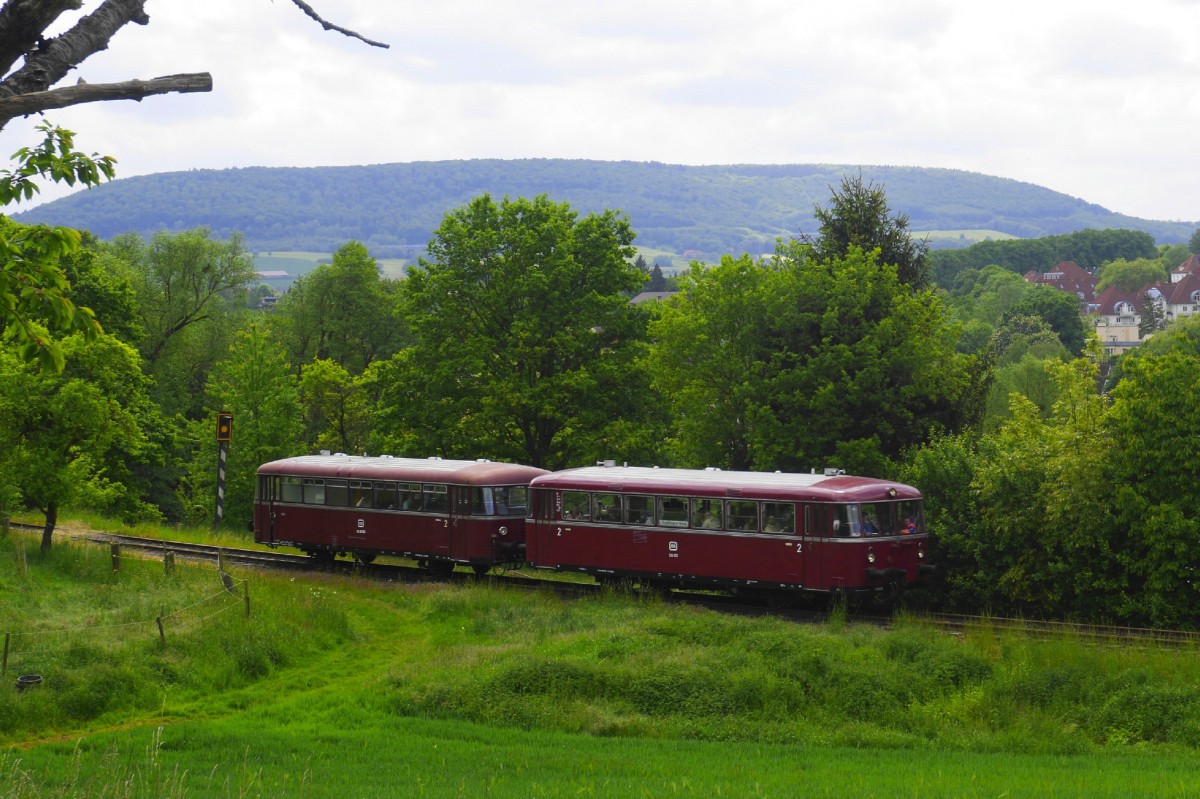 796 901 (rechts im Bild, ein einmotoriger Uerdinger, Werksnummer 67365, Baujahr 1960) und VS 998 680 (ex DB) auf der Strecke Rinteln - Stadthagen, nördlich von Bad Eilsen (24.5.15).