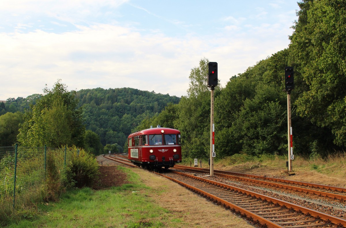 798 304-4 der Wisentatalbahn fuhr am 13.09.15 von Schleiz nach Gera zu den verkehrshistorischen Tagen. Hier die Rückfahrt bei der Einfahrt in Barthmühle.
