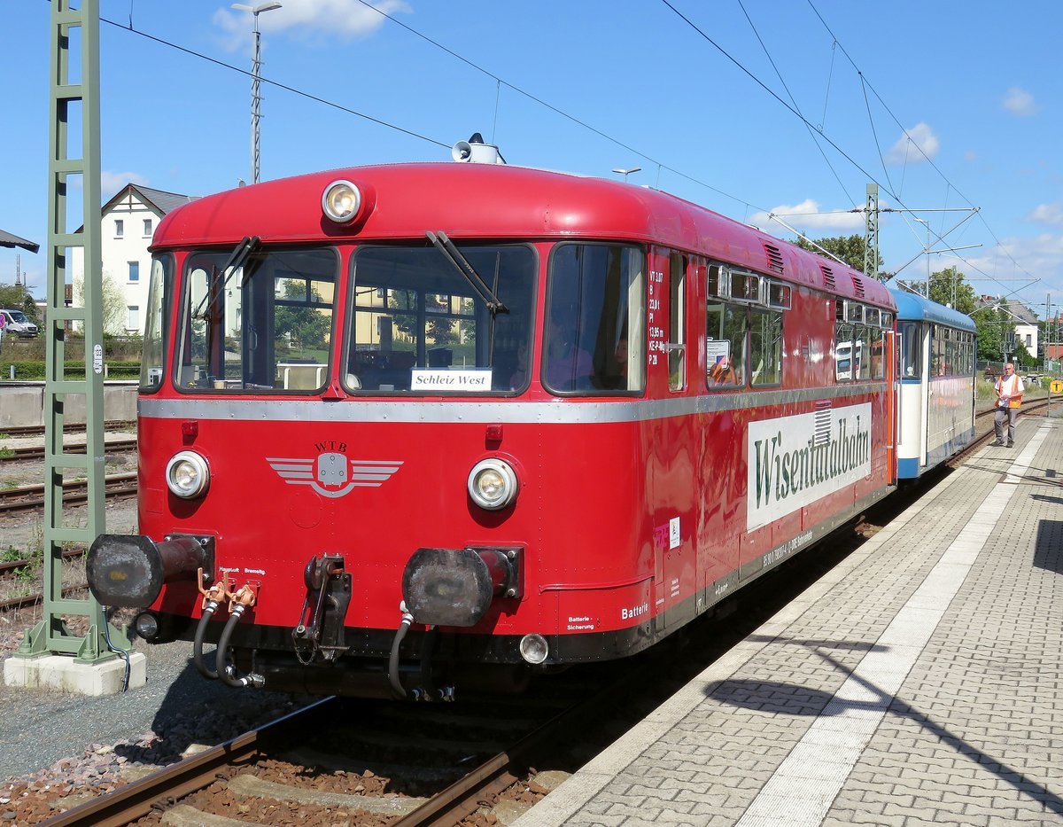 798 307 (ex AKN) und 998 633 (ex DRE 998-01) der Wisentatalbahn am 13.08.2016 im Bahnhof Schönberg (Vogtl.).
