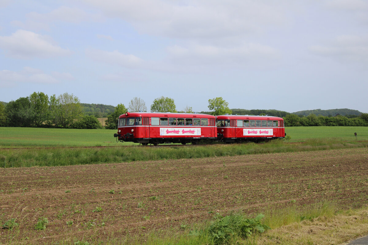 798 309-0 und 789 308-2 der Angelner Dampfeisenbahn sind auf dem Weg von Kappeln nach Süderbrarup, hier bei Scheggerott (29.05.2022)