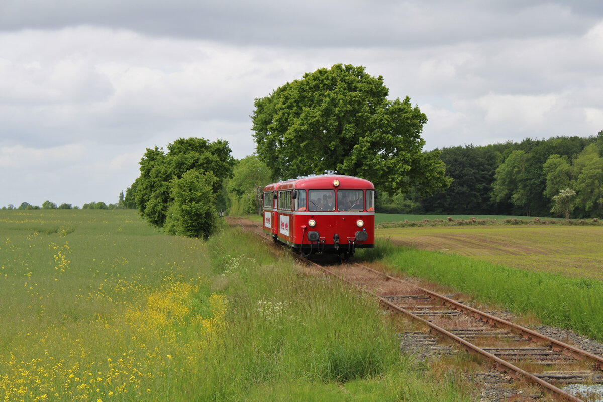 798 309-0 und 789 308-2 der Angelner Dampfeisenbahn sind auf dem Weg von Süderbrarup nach Kappeln, hier bei Rabenkirchen. (29.05.2022)