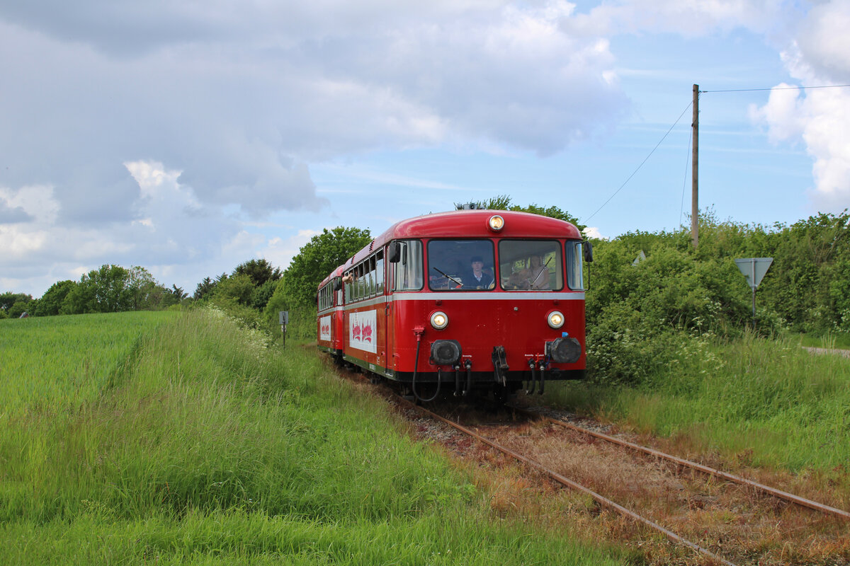 798 309-0 und 789 308-2 der Angelner Dampfeisenbahn sind auf dem Weg von Süderbrarup nach Kappeln, hier bei Rabenkirchen. (29.05.2022)