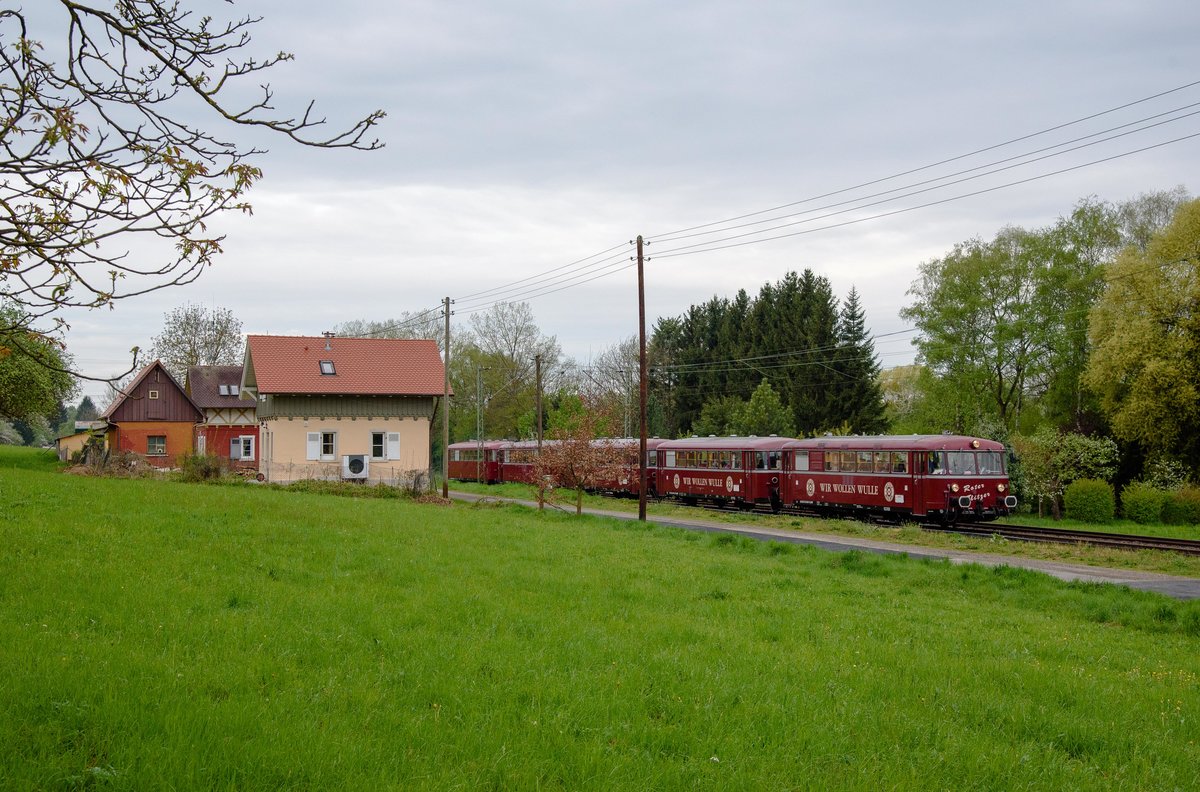 798 469,998 417,998 554,798 081 und 998 081 der Rote Flitzer ein Uerdinger Schienenbus auf Sonderfahrt von Kirchheim/Teck in das  Fünf-Mühlental am 17.4.2017 bei Wernau.