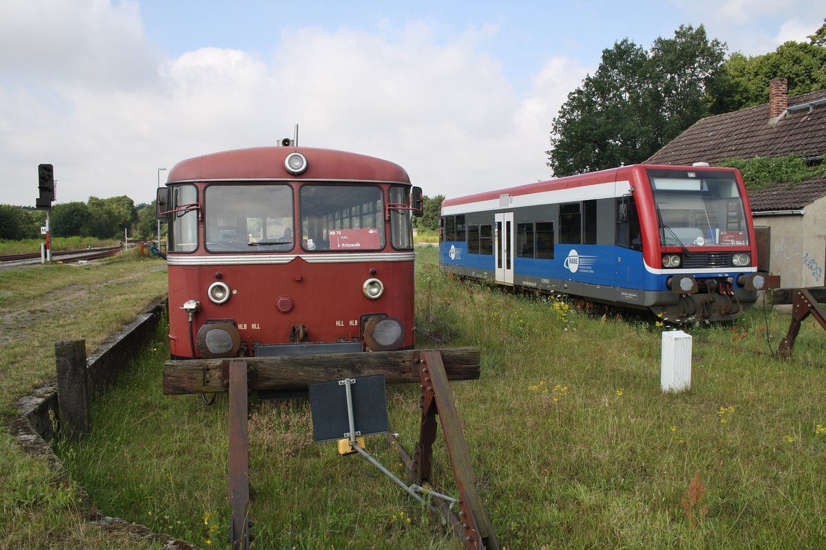 798 610-1 steht am letzten Betriebstag als VGP70 (RB62064) Pritzwalk-Putlitz zusammen mit 504 002-6 in Pritzwalk. (29.7.2016)