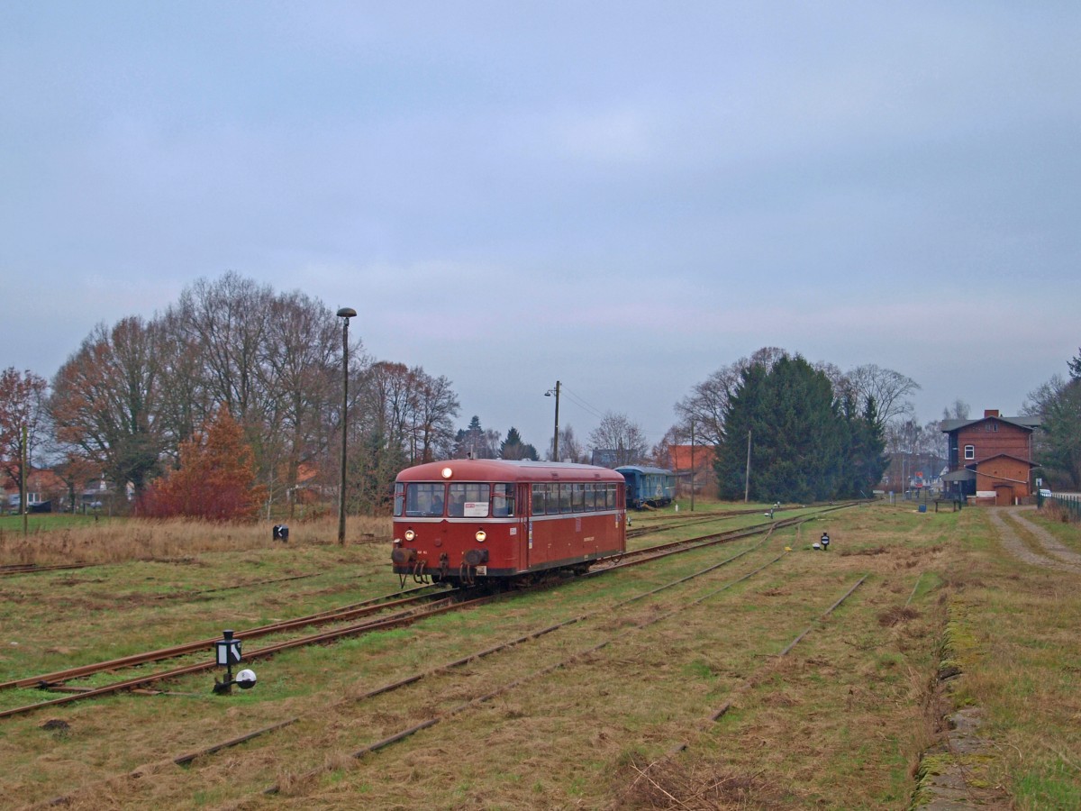 798 610-2 (95 80 0798 610-2 D-EGP) fährt am Morgen des 09.12.2014 mit gerade einmal zwei Fahrgästen als VGP70 aus dem Bahnhof Putlitz in Richtung Pritzwalk! 