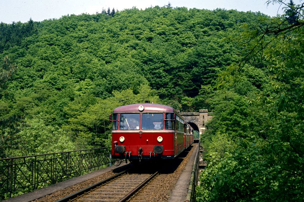 798 629 im Brexbachtal am Burgtunnel am 18.05.1989.