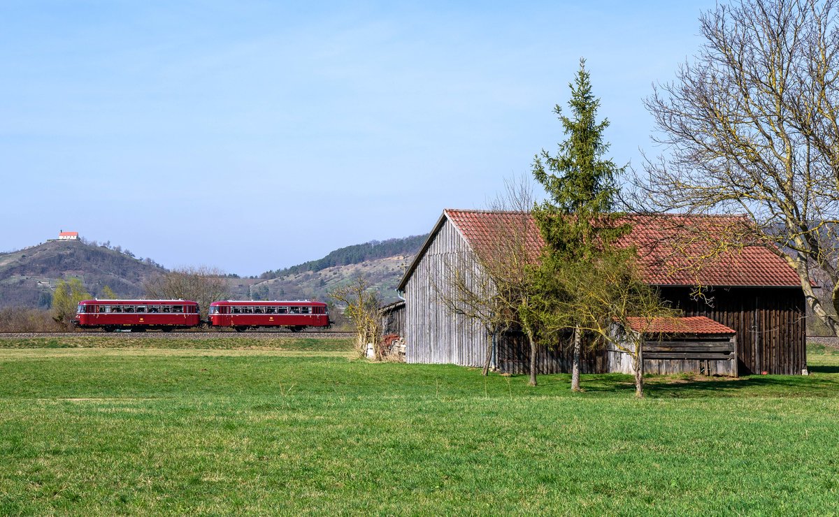 798 652 mit Beiwagen 998 896 der RAB auf der Fahrt nach Hochdorf bei Horb.Aufgenommen bei Tübingen-Bühl am 25.3.2017.