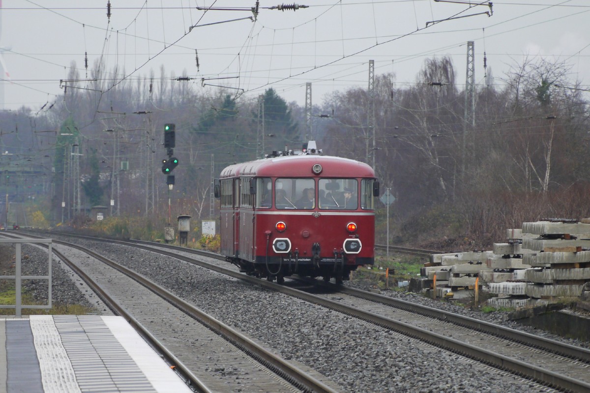 798 677 und 798 007 setzen ihre Fahrt Richtung Niederrhein fort (12.12.15). Nur der 677 ist ein echter  Bundesbahner , der 798 007 ist der ex-VT 27 der EBOE, später AKN undganz zum Schluss noch kurz DKB.