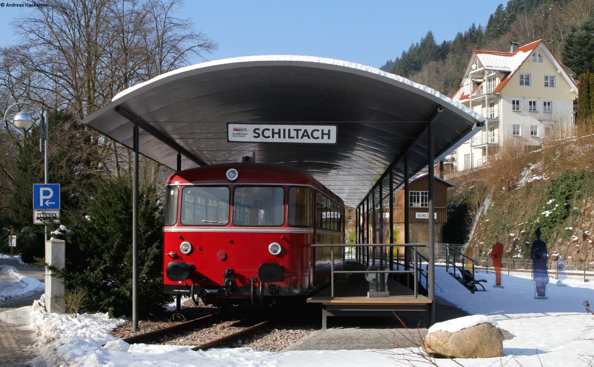 798 726-6 mit 996 297-8 und 996 742-3 stehen in Schiltach als Denkmal für die Strecke Schiltach-Schramberg 7.2.15. Die Fahrzeuge wurden 2013 restauriert. Hier ein Vergleich: http://www.bahnbilder.de/bild/deutschland~dieseltriebzuege~uerdinger-schienenbus-br-0795-0796-0798/353152/798-726-6-mit-996-297-8-und.html