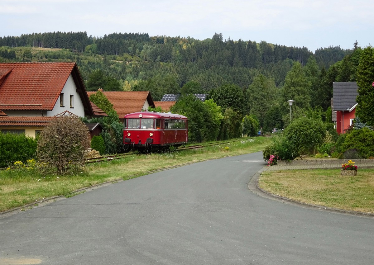 798 731-6 durchfährt am 09. August 2015 die an der Rodachtalbahn gelegene Marktgemeinde Steinwiesen.