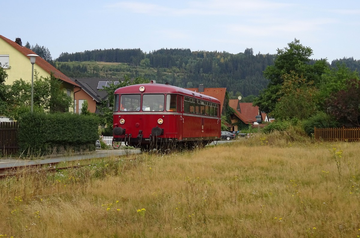 798 731-6 durchfährt am 09. August 2015 die an der Rodachtalbahn gelegene Marktgemeinde Steinwiesen.