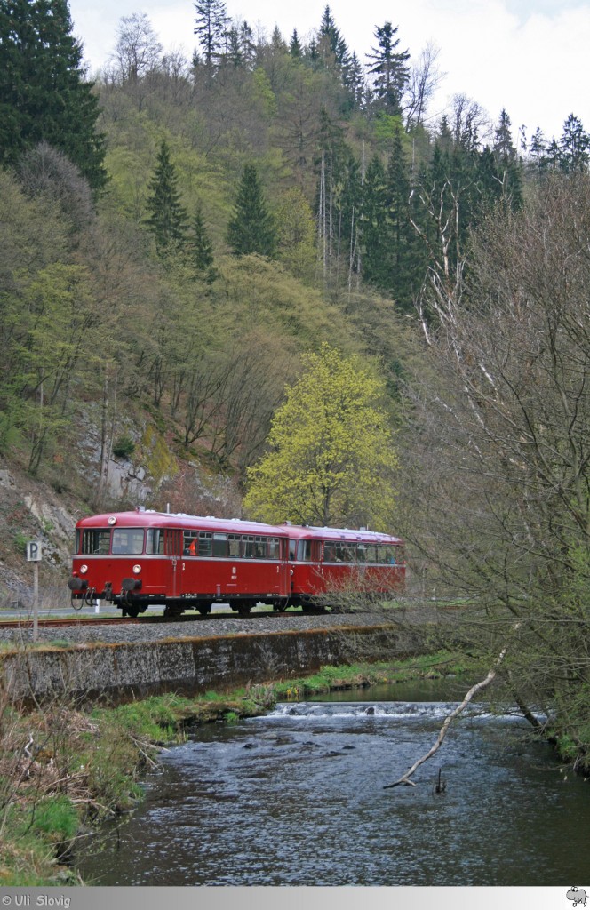 798 731-6 mit 998 744-7 auf der Rodachtalbahn unterwegs. Daneben plätschert gemächlich die Rodach das Tal hinunter. Die Aufnahme entstand am 26. April 2015.
