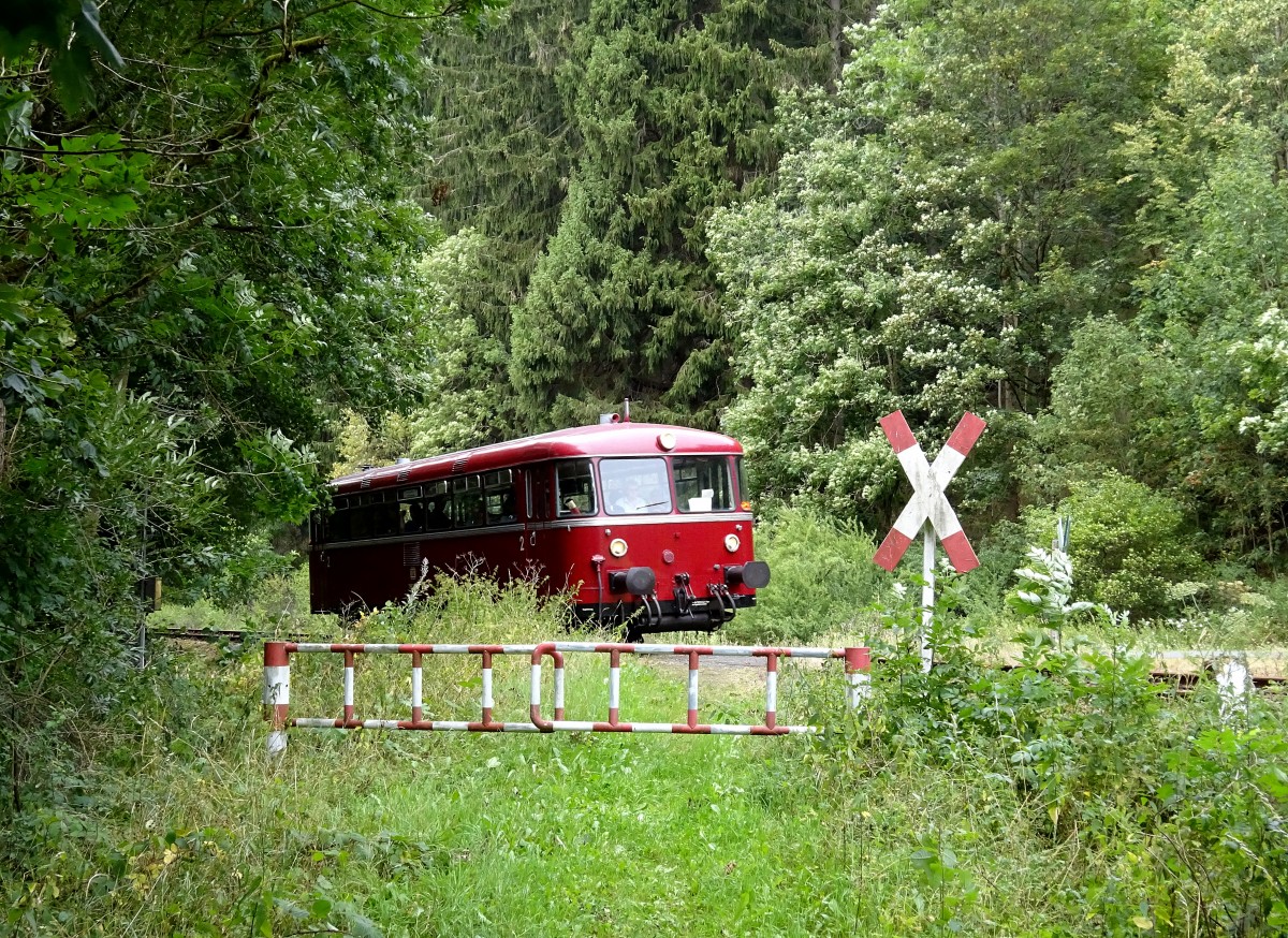 798 731-6 passiert am 09. August 2015 einen alten Überweg auf der Rodachtalbahn zwischen Steinwiesen und Mauthaus unterwegs.