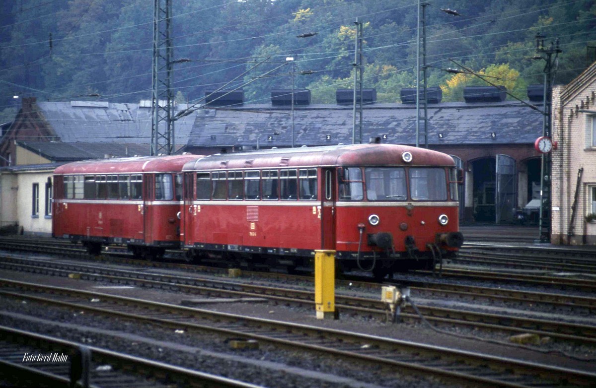 798651 mit Beiwagen 998658 am 5.10.1988 um 11.30 Uhr im BW Siegen.