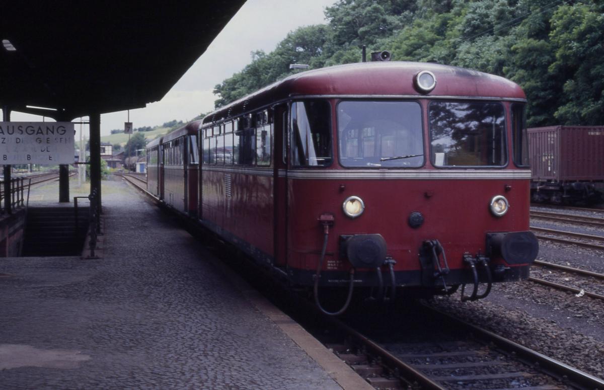 798723 am 17.7.1987 um 15.06 Uhr im Bahnhof Nidda.