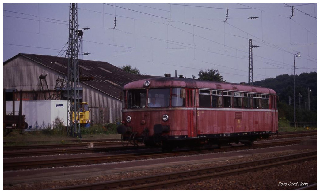 798751 fährt als N 7634 nach Miltenberg am 10.8.1989 um 17.16 Uhr in den Bahnhof Seckach an.