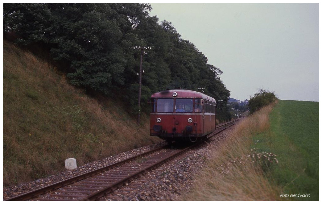 798797 ist hier am 11.8.1989 um 16.50 Uhr als N 7629 auf der Madonnebahn nach Seckach unterwegs.