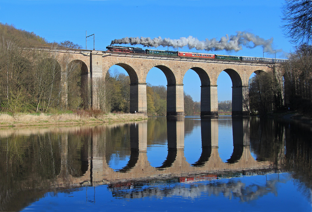 7.Dresdner Dampfloktreffen vom 17.04.-19.04.2015 Am Morgen des 20.04.machten sich dann auch die Schweizer wieder auf die Heimreise. Der von 01 202 gezogene Sonderzug fuhr erfreulicherweise zwischen Dresden und Chemnitz eine andere Strecke als alle anderen, sodaß, wie hier auf dem Limritzer Viadukt, auch mal ein anderes Motiv möglich war.