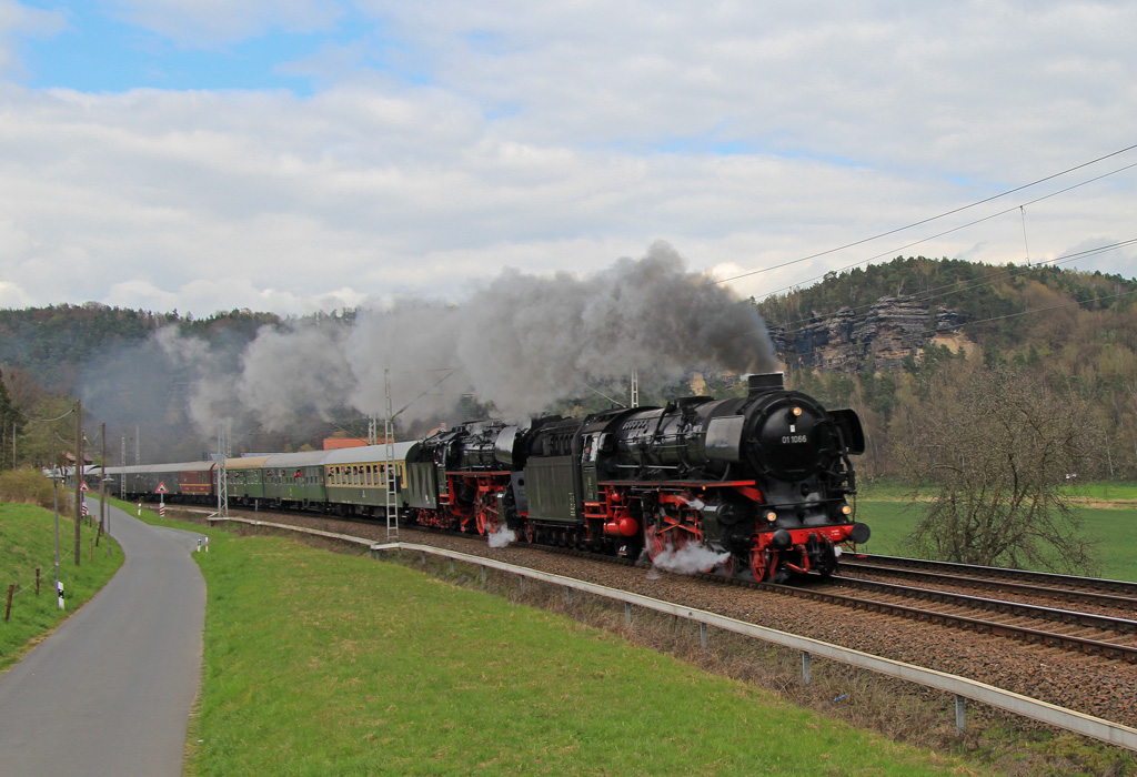 7.Dresdner Dampfloktreffen vom 17.04.-19.04.2015 Am Nachmittag des 18.04. führte Sonderfahrt Nr.3 mit 01 1066 und 01 0509-8 von Dresden nach Decin und zurück. Hier ist der Zug auf der Hinfahrt in Rathen zu sehen.