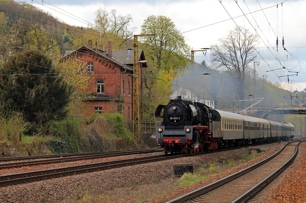 7.Dresdner Dampfloktreffen vom 17.04.-19.04.2015 Am Vormittag des 18.04. gab es dann die zweite Sonderfahrt zur Veranstaltung mit 35 1097-1 von Dresden nach Nossen und zurück. Hier ist der Zug auf der Rückfahrt in Cossebaude zu sehen.