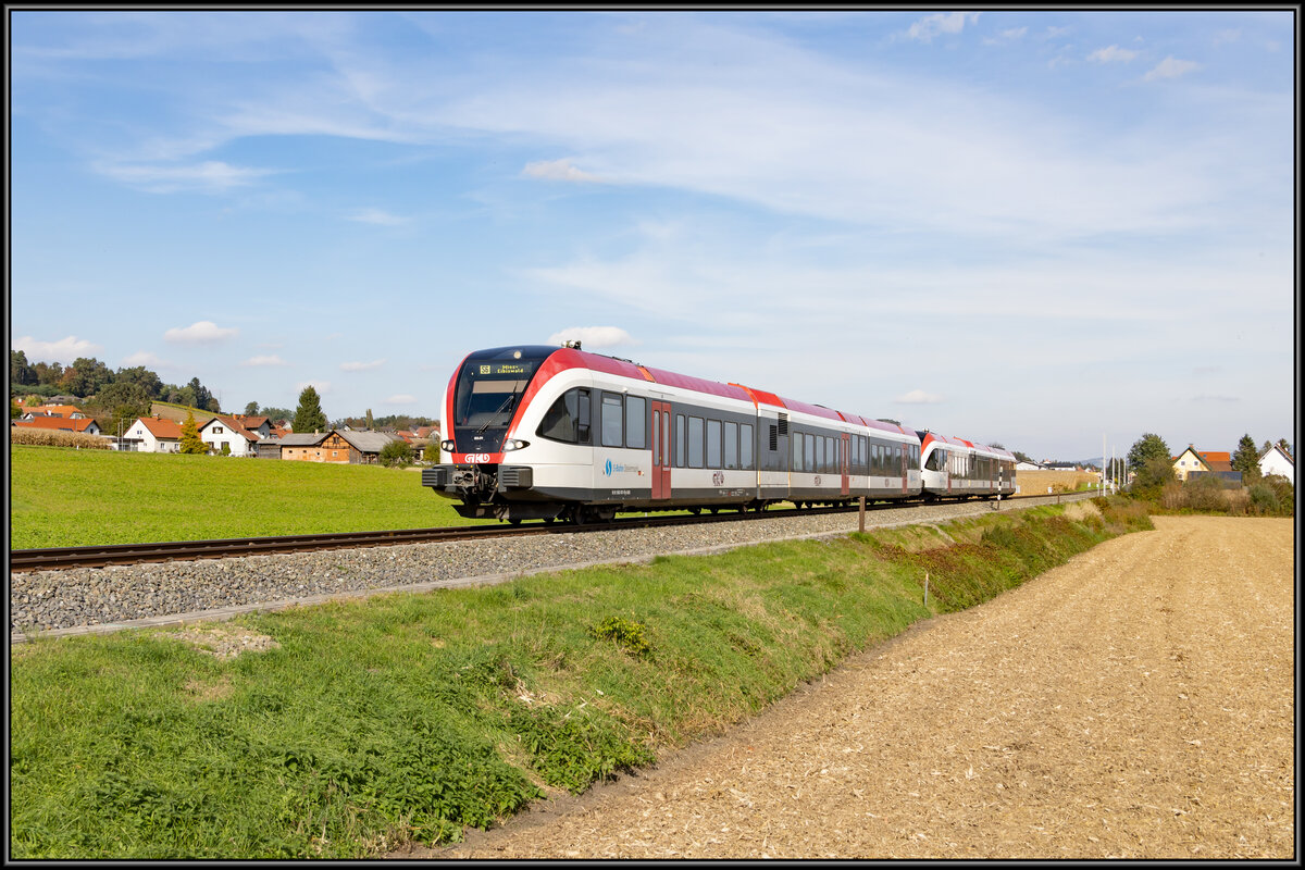 7.Oktober 2022 
In kürze erreicht das Pärchen 5063 die Haltestelle Wies Markt. Hier bei Pölfing Brunn. 