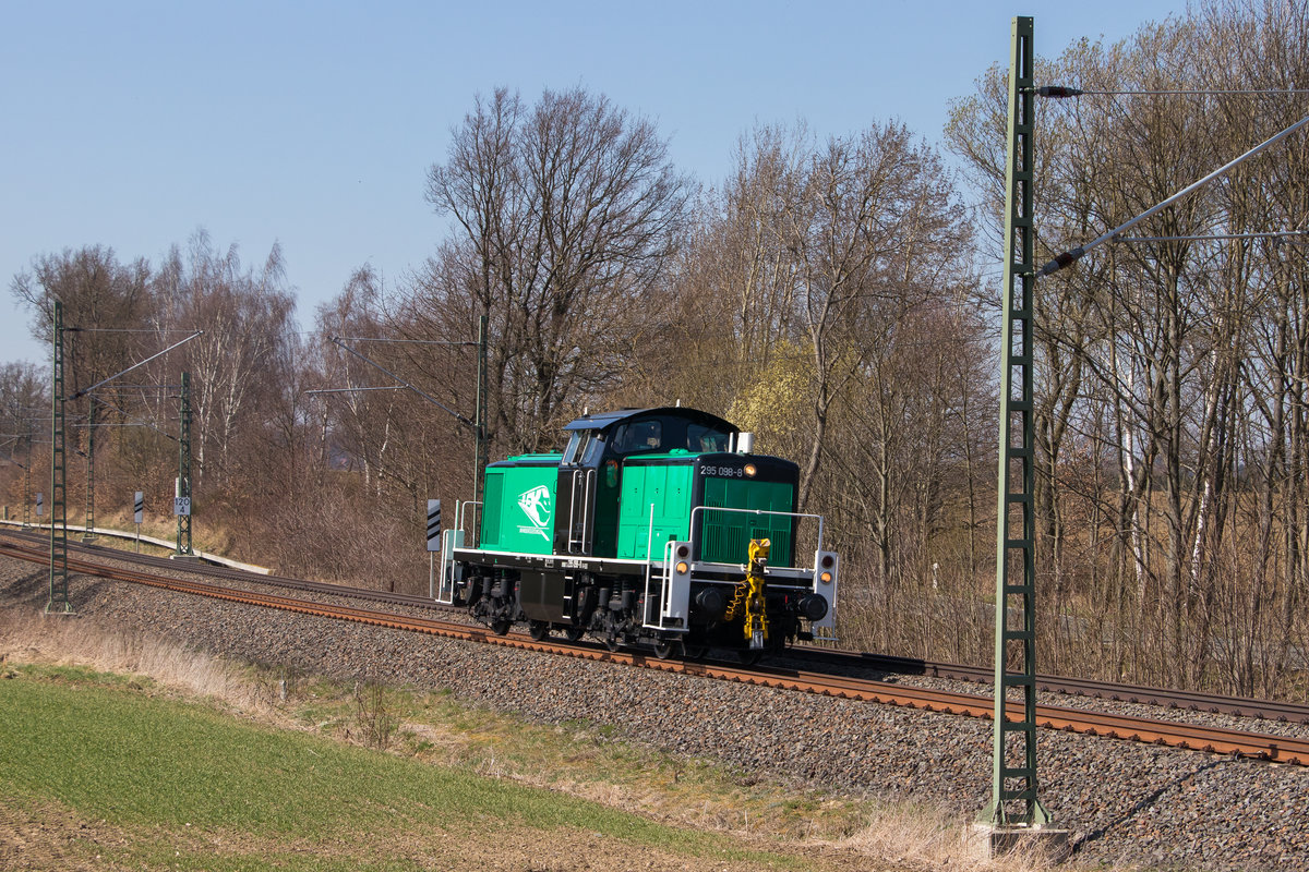 8. April 2018 in Syrau. 295 098-8 fährt am ehem. Po 81 vorbei in Richtung Plauen o.B. 