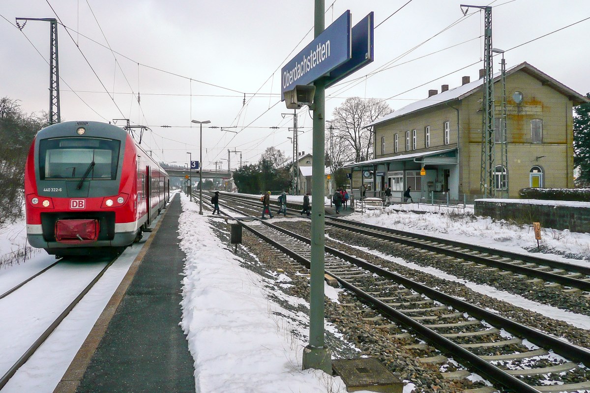 8 Jahre nach # 933629 hielt 440 322 am 25.1.13 in Oberdachstetten auf Gleis 3. Die Fahrgäste überquerten den Bohlenweg zum Empfangsgebäude. 